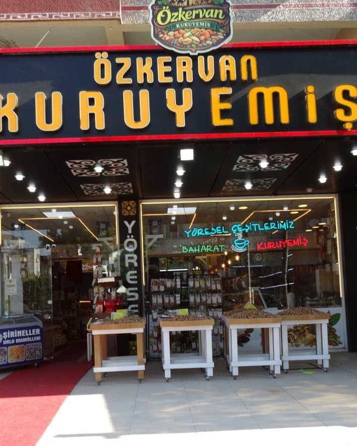 The Öz Kervan Kuruyemiş sign and red-carpeted entrance