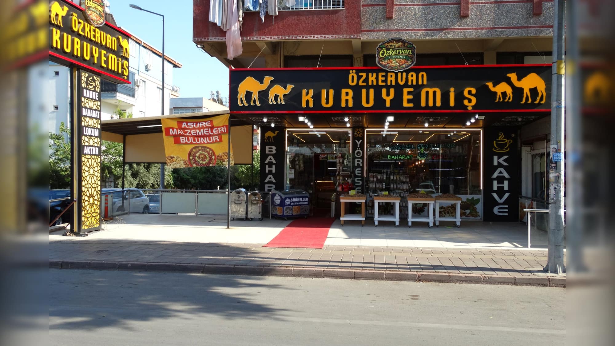 Öz Kervan Kuruyemiş dükkanının cephesi, kırmızı halı serili giriş